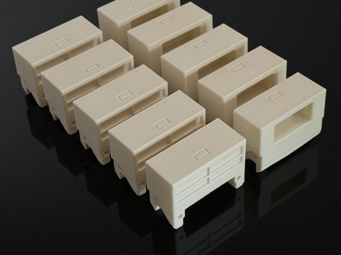 Dieci pezzi bianchi uguali stampati in 3D