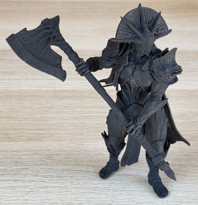 Statuetta di un guerriero con ascia stampata a resina